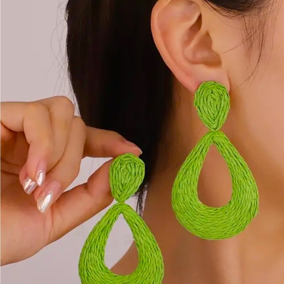 Jewelry - Sunshine days. Pop of sunshine hollow tear drop raffia textured dangle earrings